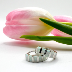 Bílé opálové kroužky